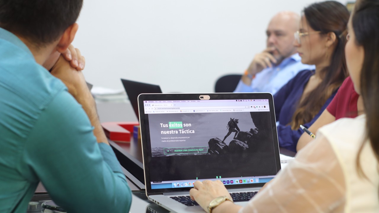 Equipo de 5T revisando una propuesta de estrategia comercial en reunión