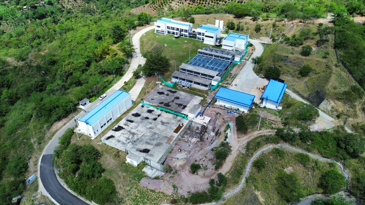 Vista aérea de una planta de tratamiento de agua construida por 5T