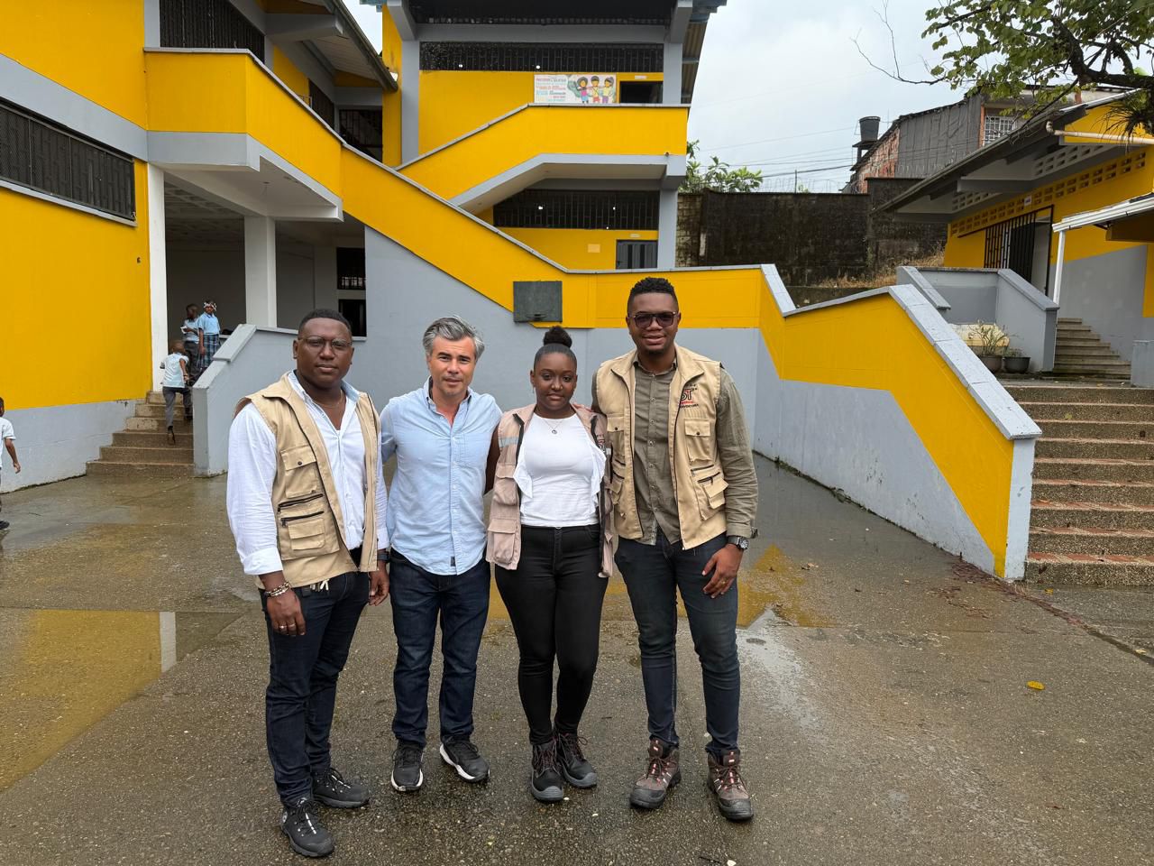 Equipo de 5T en visita de obra a una institución educativa