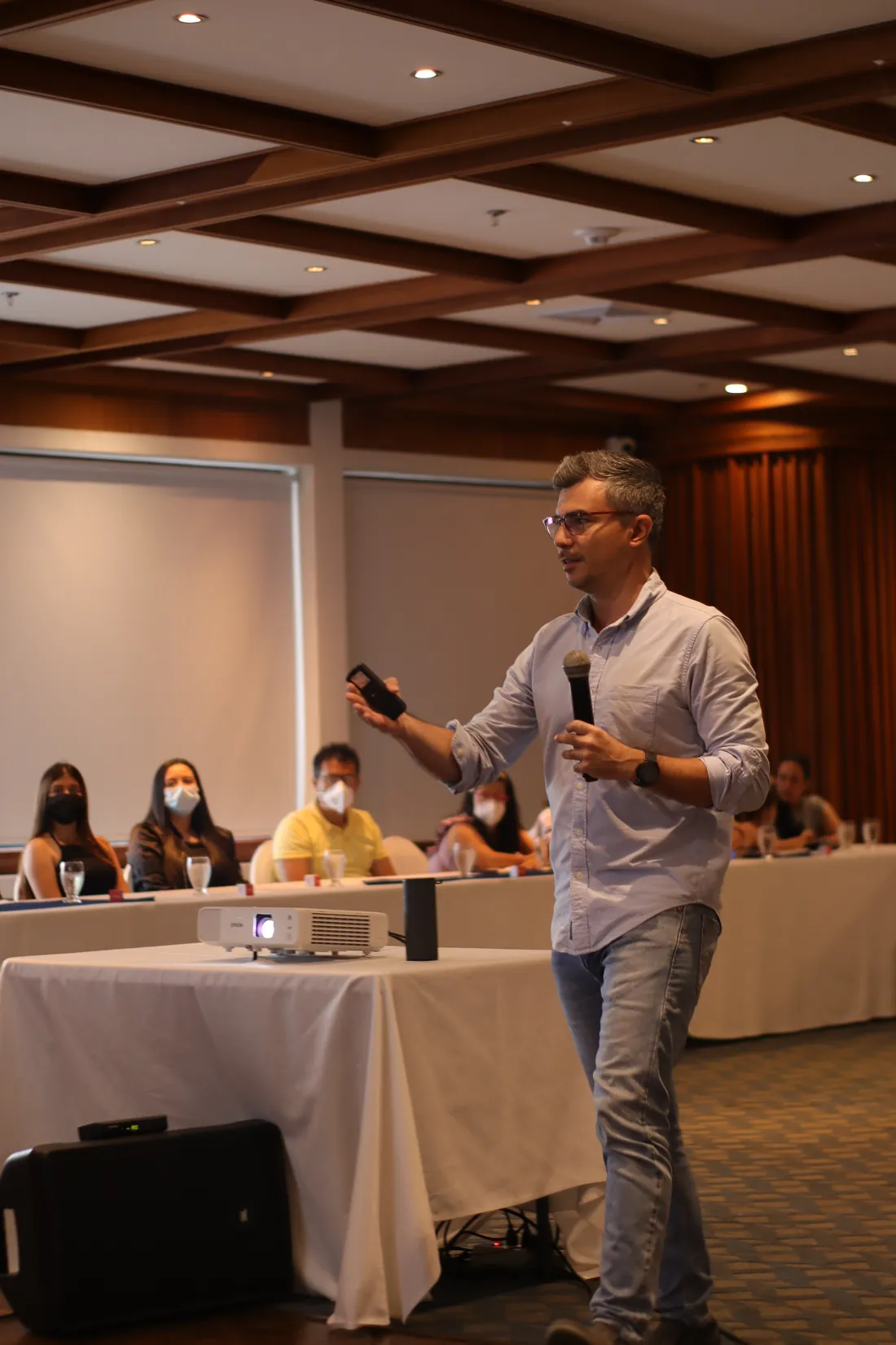 Facilitador de 5T dirigiendo un taller ante un grupo de participantes