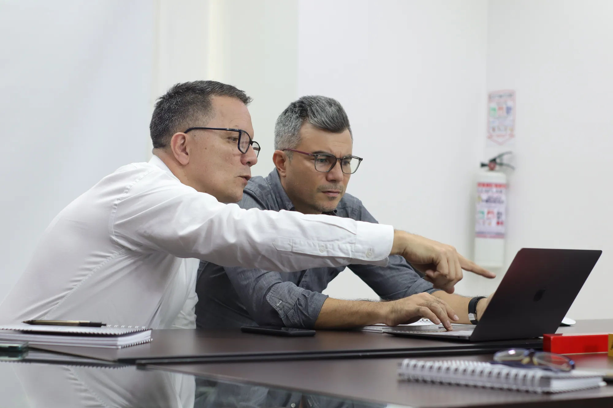 Consultores de 5T revisando juntos un análisis en el portátil