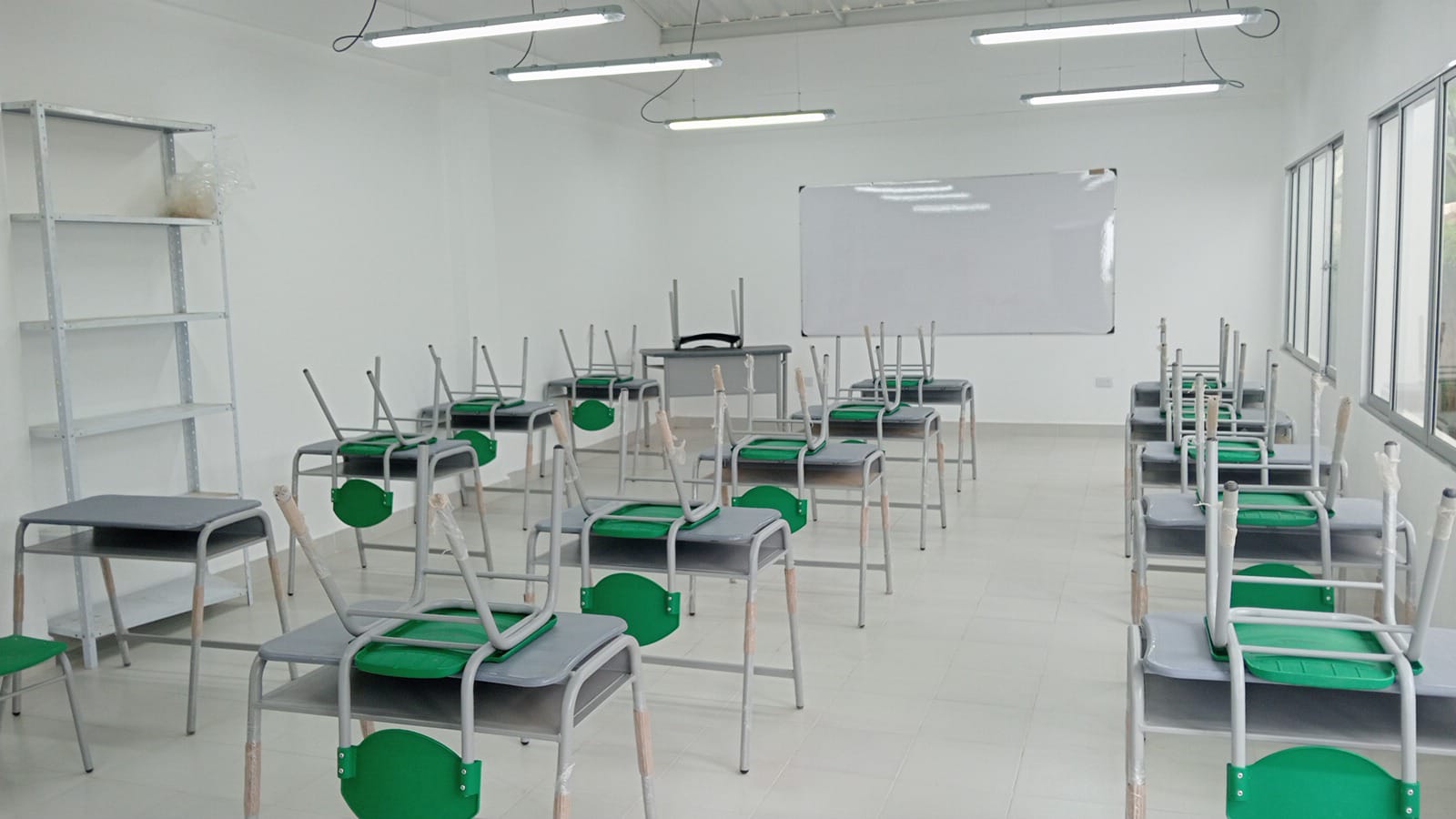 Aula entregada tras el mejoramiento de una institución educativa