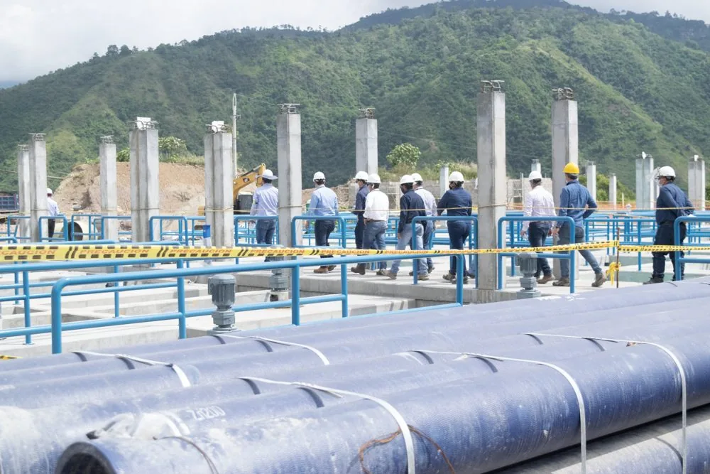 Ingenieros de 5T recorriendo una planta de tratamiento de agua potable