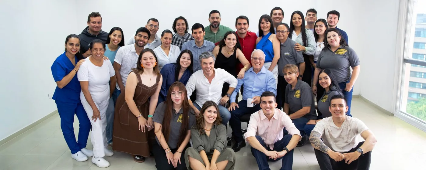 Equipo completo de 5T Ingenieros reunido en su sede de Bucaramanga